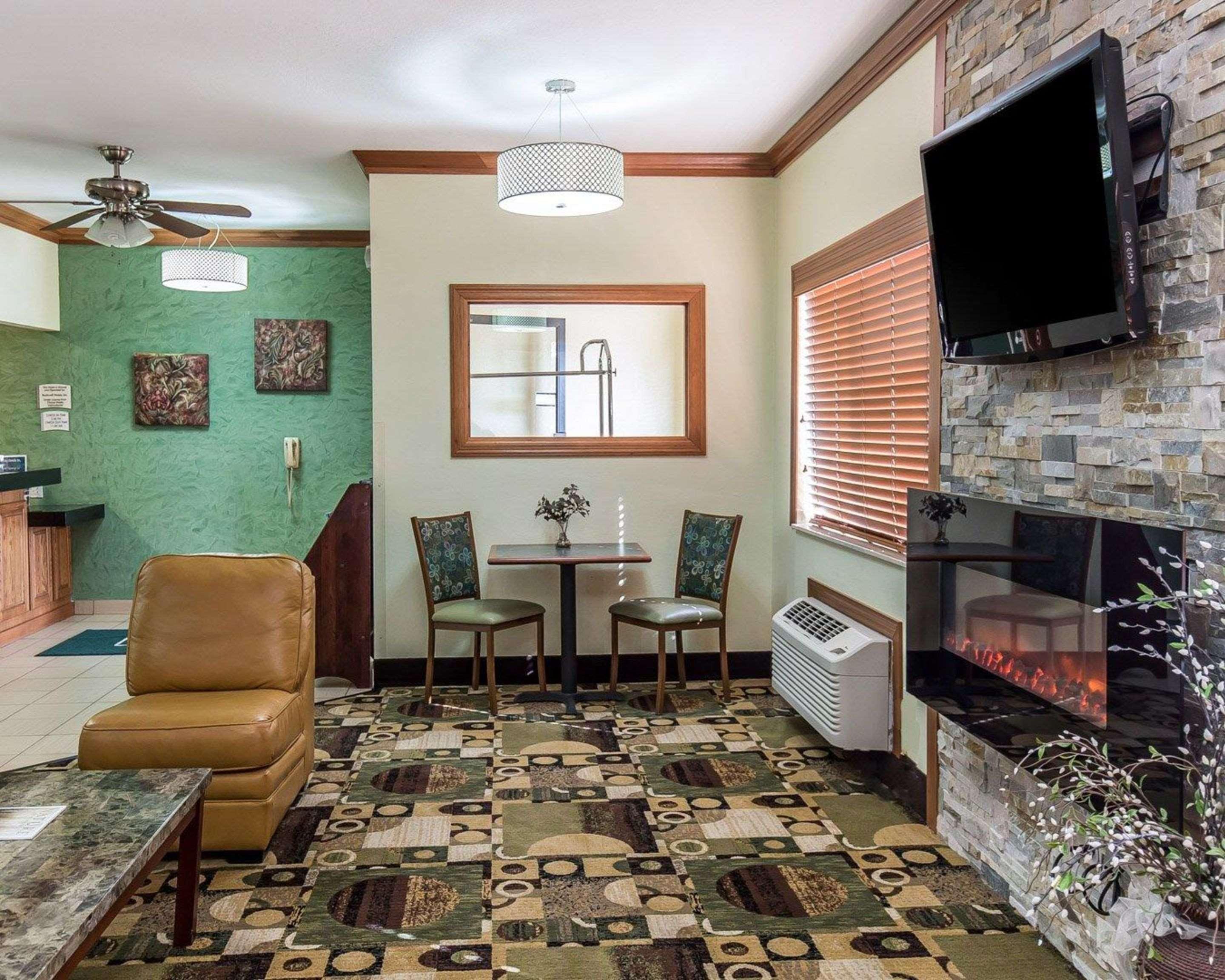 Quality At Collins Road - 3* Cedar Rapids
