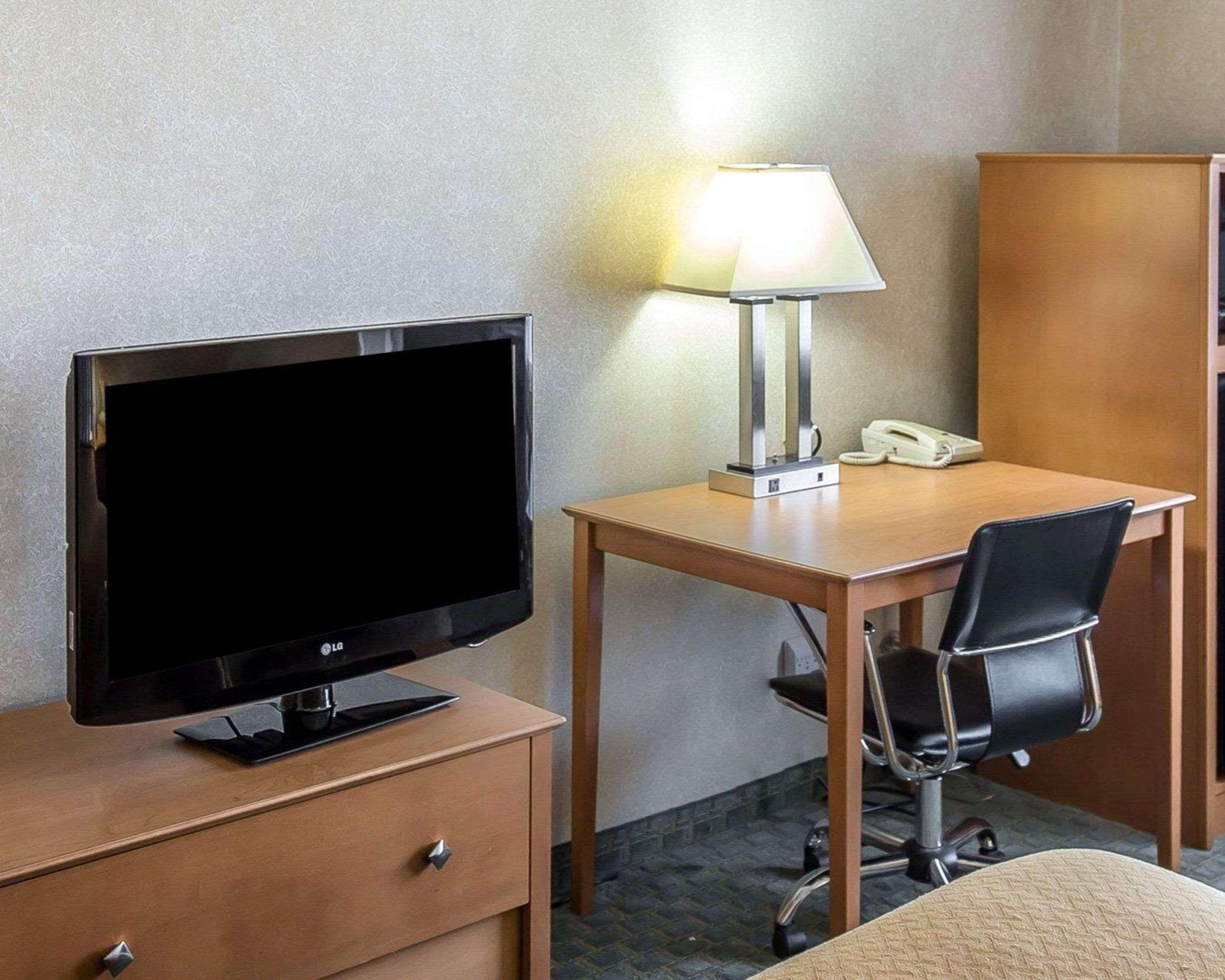 Quality At Collins Road - 3* Cedar Rapids
