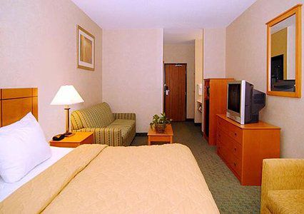 Quality At Collins Road - 3* Cedar Rapids